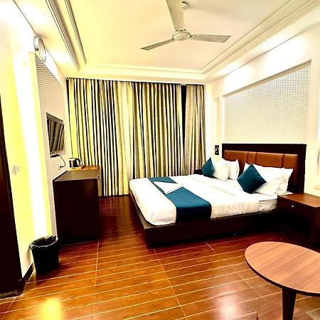 Hotel The Imperio New Delhi Bagian luar foto