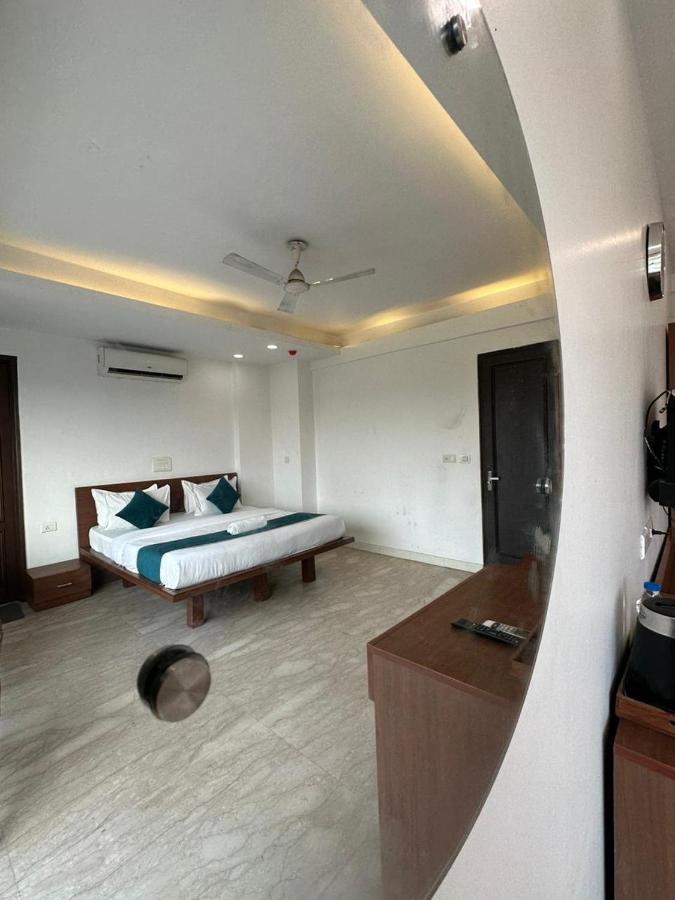 Hotel The Imperio New Delhi Bagian luar foto