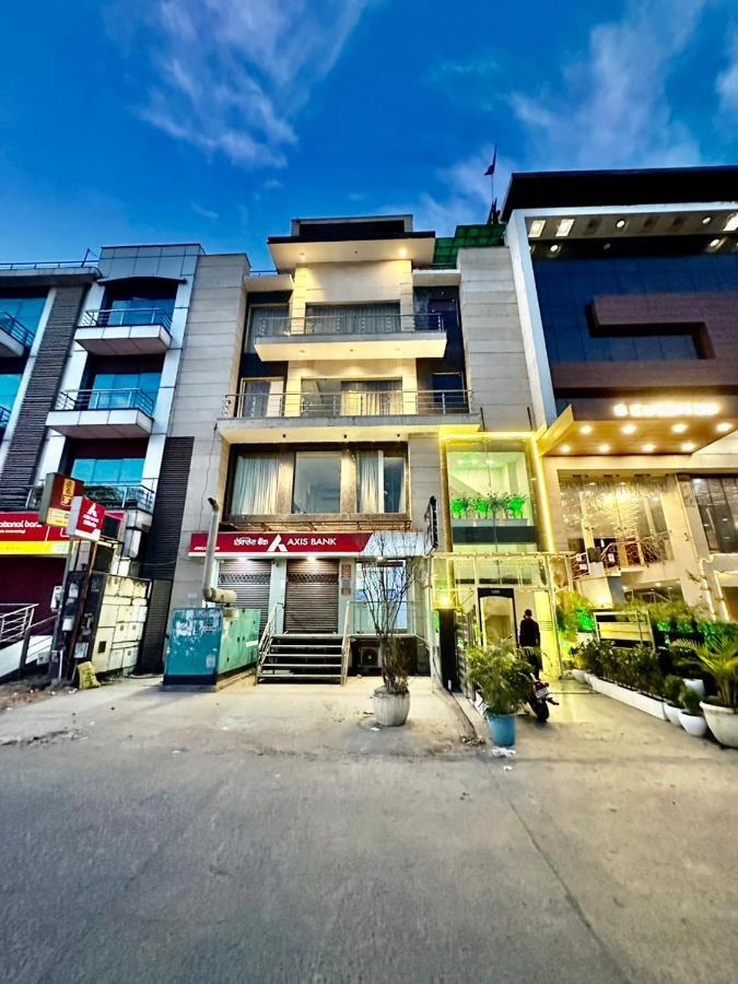 Hotel The Imperio New Delhi Bagian luar foto