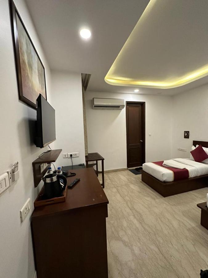 Hotel The Imperio New Delhi Bagian luar foto