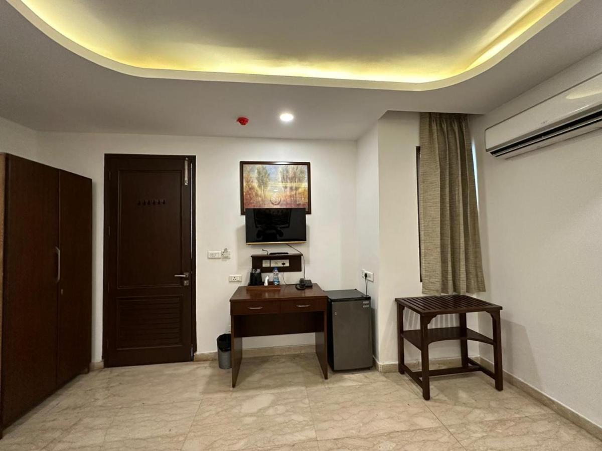 Hotel The Imperio New Delhi Bagian luar foto
