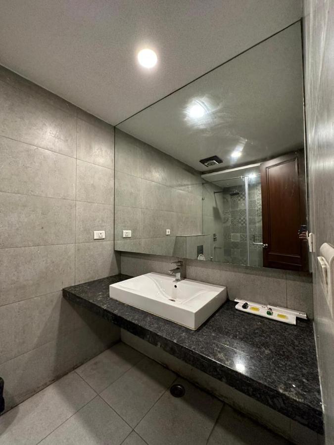 Hotel The Imperio New Delhi Bagian luar foto