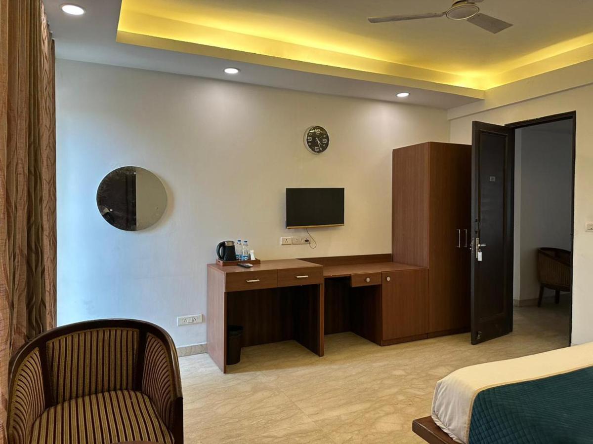 Hotel The Imperio New Delhi Bagian luar foto