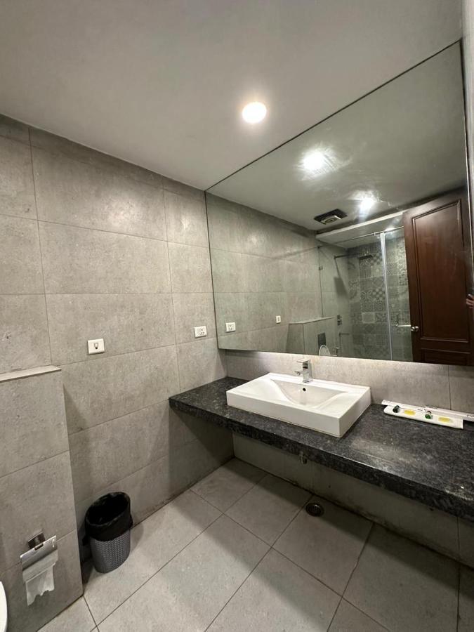 Hotel The Imperio New Delhi Bagian luar foto