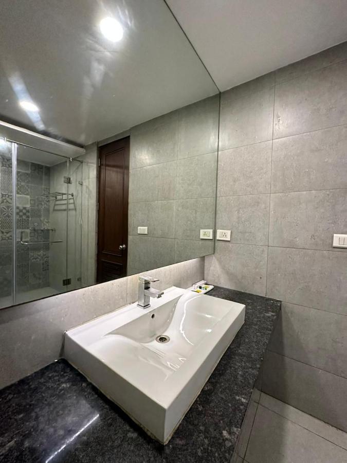 Hotel The Imperio New Delhi Bagian luar foto