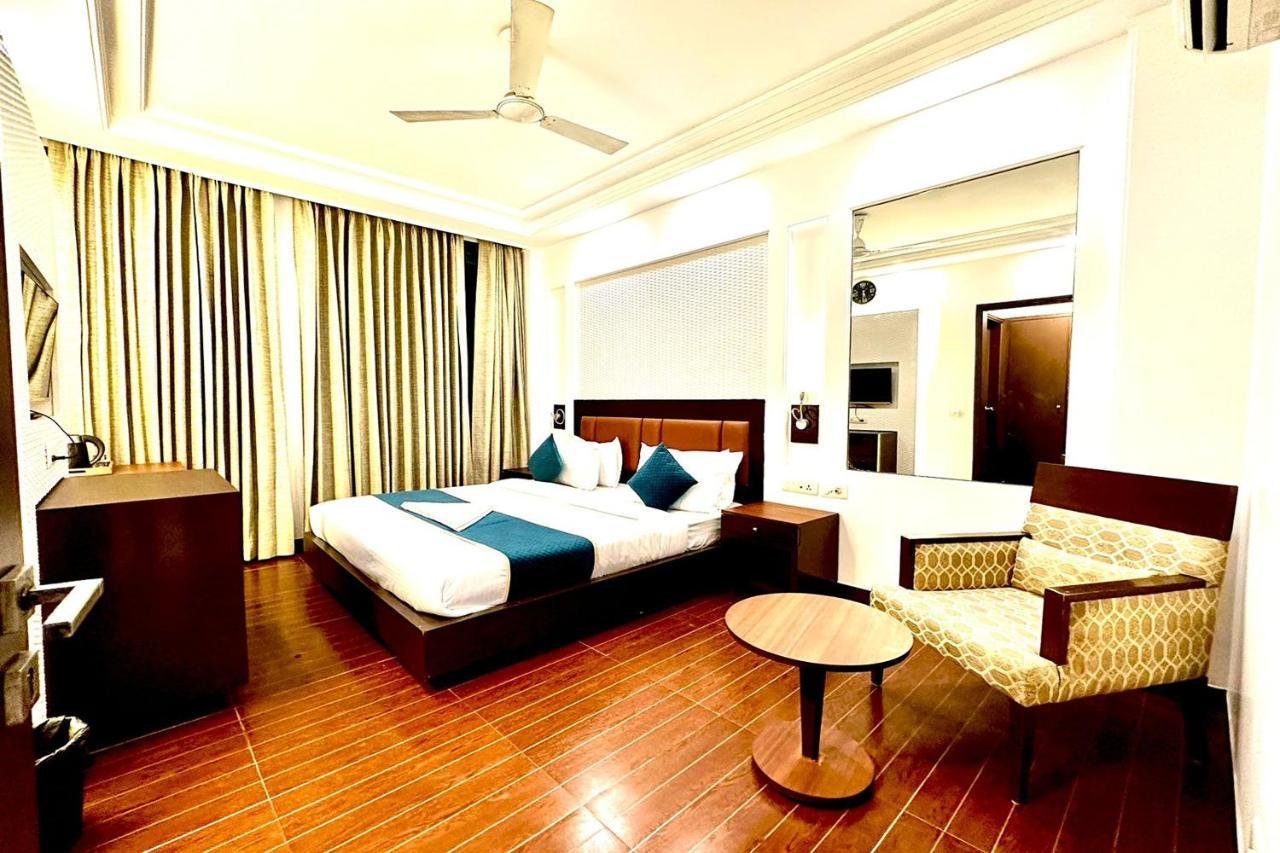 Hotel The Imperio New Delhi Bagian luar foto