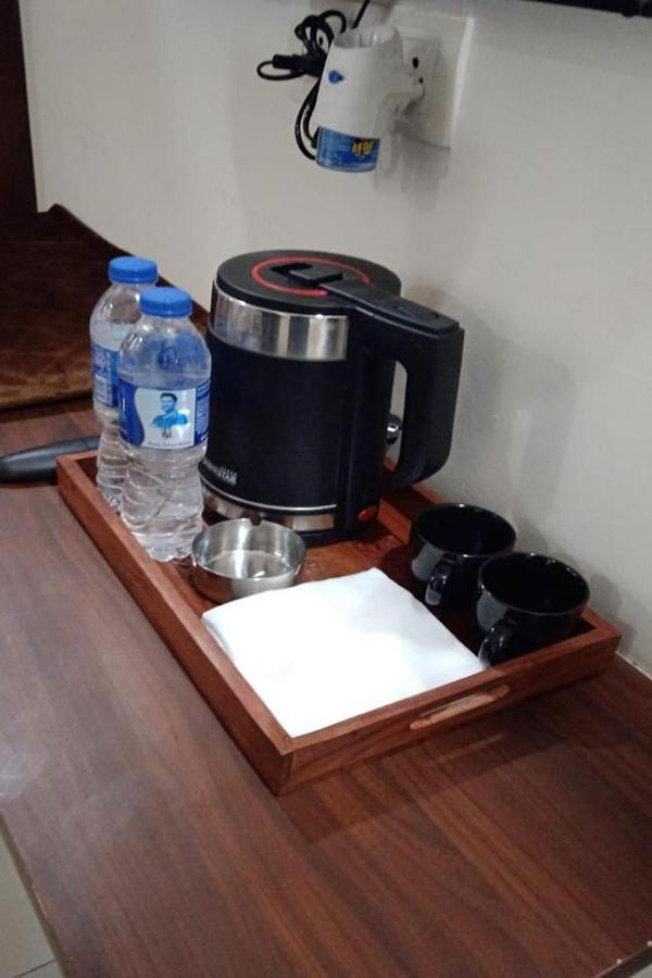 Hotel The Imperio New Delhi Bagian luar foto