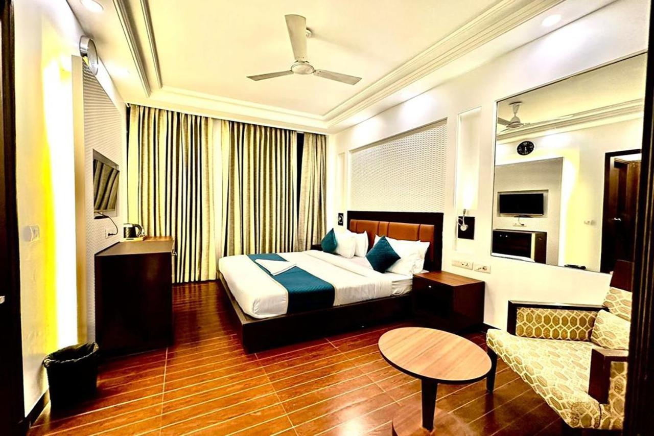 Hotel The Imperio New Delhi Bagian luar foto