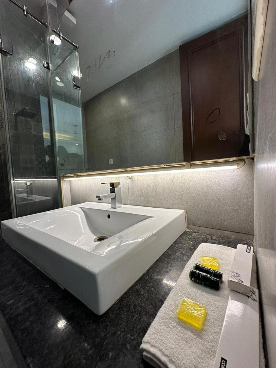 Hotel The Imperio New Delhi Bagian luar foto